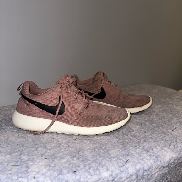 Nike Women’s Pink Taupe Roshe Run - Size 7.5 - Picture 9 of 10